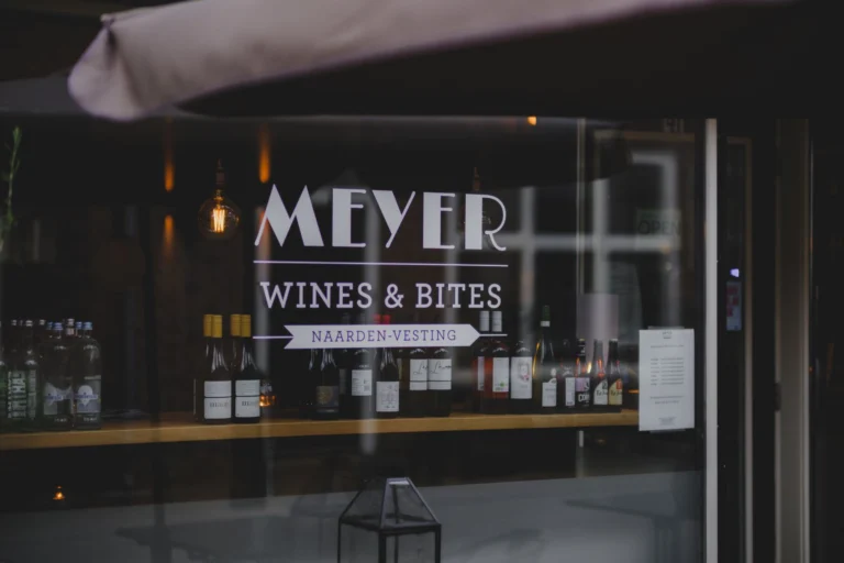 A window display at Meyer Wines & Bites showcasing various bottles in Naarden-Vesting.